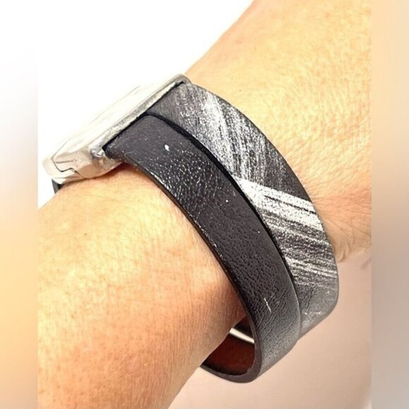 Double Leather Artisan Crafted Bracelet with Hammered Metal​​ - Picture 4 of 7